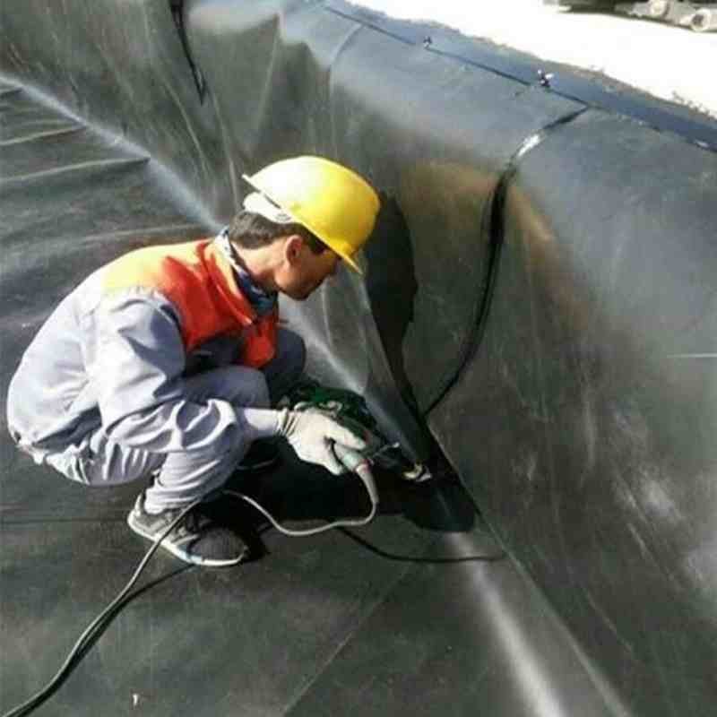 Geomembrane welding machine