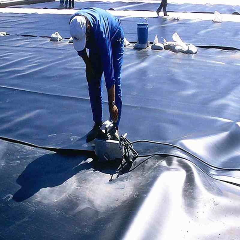 Geomembrane welding machine